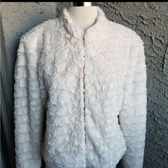 NWOT Cass Faux Fur Winter White Jacket - Picture 1 of 8
